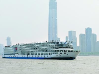 长江最大豪华游轮首航停靠武汉 游客点赞东湖风光
