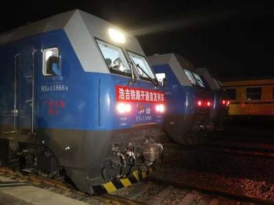 V视丨今天，“世界之最”浩吉铁路正式通车运营， 首车煤明天到达荆州！