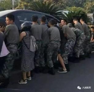 救人！13名兵哥哥飞奔而来