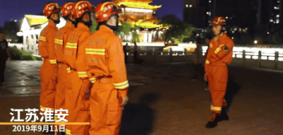 他一转身，看到了母亲，瞬间哭成了泪人…