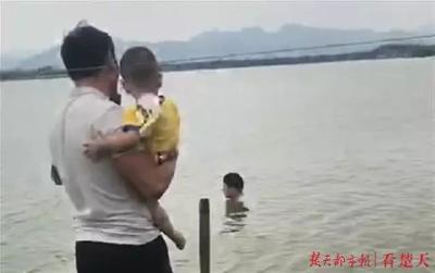 奶爸抱着儿子跳水救人，随后的一幕让人泪目……