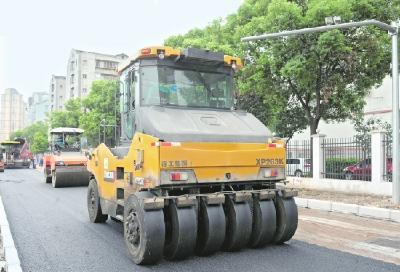 沙市区首辅路雨污分流工程开始刷黑 预计月底峻工