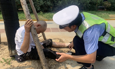 一男子瘫坐荆州火车站广场  原来……