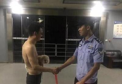 惊险一幕！夜晚，为救小狗，男子被困江中……