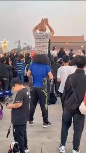 天安门前儿子肩扛老父亲看升旗！这一幕看哭多少人…