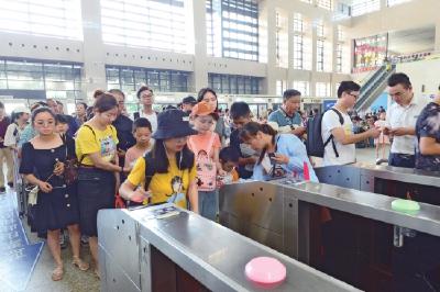 国庆假期，荆州火车站、汽车站发送旅客超30万人次