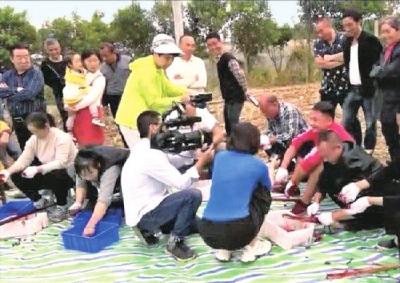 荆州区菱角湖南湖大队上演养殖场“人机大战”