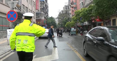 司机们切莫任性！荆州民警加强中心城区违停整治
