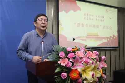 “啤酒不敢喝，太太不亲我了！”吸尿救人医生受表彰，获奖感言太幽默