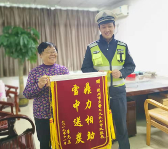 荆州七旬老人被风吹倒 热心辅警紧急救助获点赞
