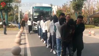 女子卖房筹70万给“男友”投资，转账前突然收到对方短信：快报警！