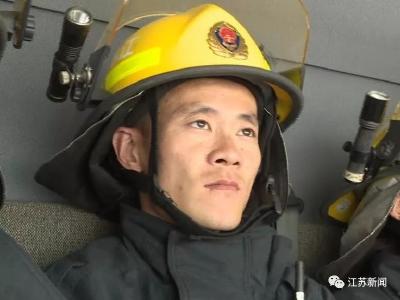 泪目！刚扑灭火灾，他在这里给两岁女儿过了生日