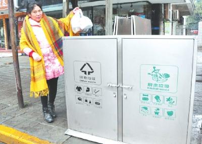 荆州城区投用新型不锈钢垃圾箱 可分类投放垃圾