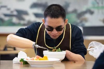 杜富国受伤一年后：一次打60针，被子仍要叠豆腐块