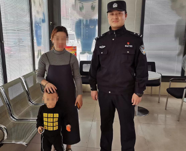 两岁小男孩商场内走失 荆州警民微信接力帮找妈妈
