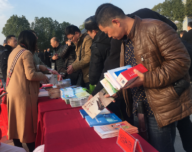 荆州开展宪法宣传周活动 数千群众赶法治惠民大集