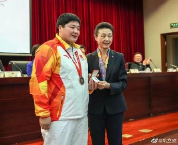 她终于拿到这块迟到11年的奥运奖牌！
