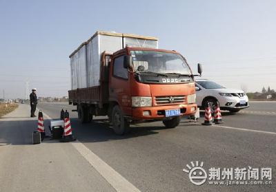 荆州开展机动车尾气检测联合执法行动 不达标将处罚
