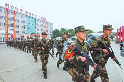 荆州百名新兵开展冬季野营拉练 野外锤炼过硬本领 