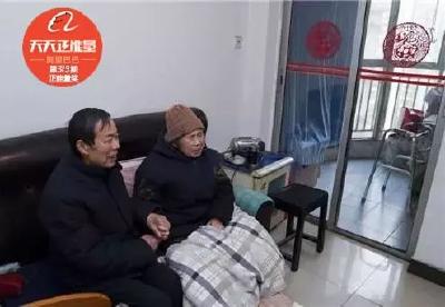 这位“敲门哥”每天早起敲邻居家门，背后竟有一个这样的故事