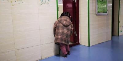 4岁女孩教室门口“罚站”？！背后故事让人心疼
