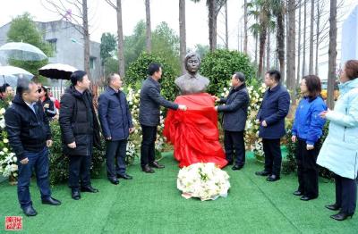 石首团山寺镇乡村教师彭惠芳铜像落成！毛振华回乡致敬！