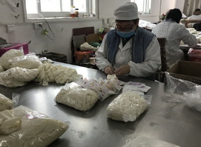 荆州爱心企业过年不打烊 为武汉提供40万双医用手套