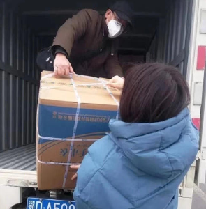 九三学社荆州市委捐赠各类医用物资近2万个