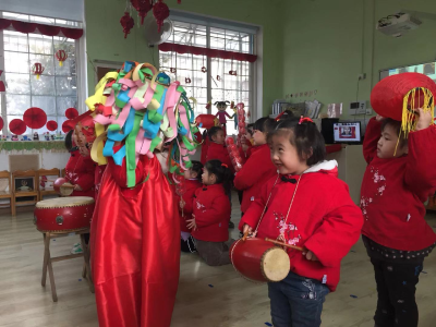 传统文化庆新年 幼儿园里的“中国年” 太欢乐了！