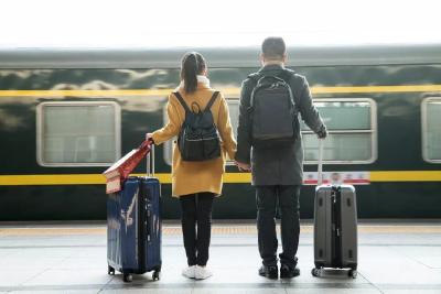 不打招呼，爸妈看到你突然回家……看着看着就哭了