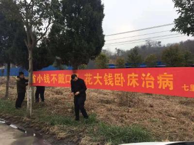 看了这些“土味”标语横幅，你就明白为什么要依靠人民群众了