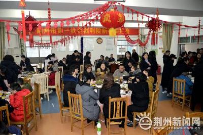 小年夜，荆州市第一社会福利院里满是幸福