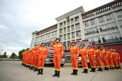 逆火前行！消防员崔雷雷登上《党员生活》封面