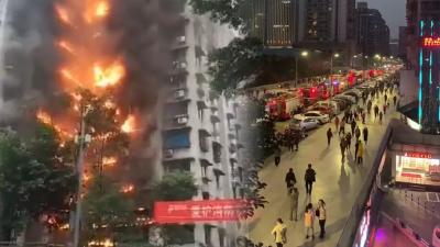 重庆一高层住宅楼起火，火势触目惊心！众人推翻占道车给消防让路
