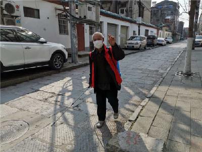 67岁社区志愿者曹广西 每天背200斤药剂义务消毒