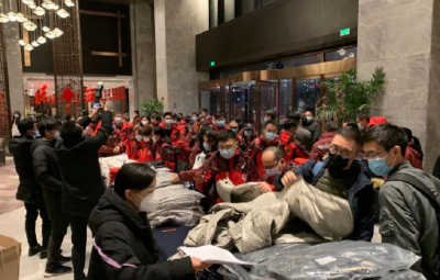 V视丨今天凌晨2点07分，广东108名驰援医疗队员抵达荆州