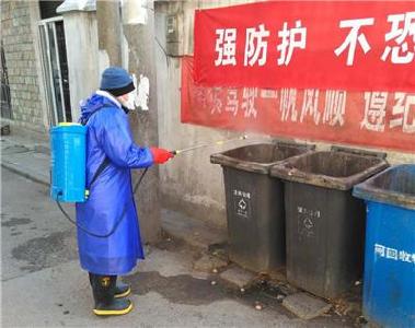 郢都路社区有个“铁人”，每天背着30斤的消毒水箱走遍社区……