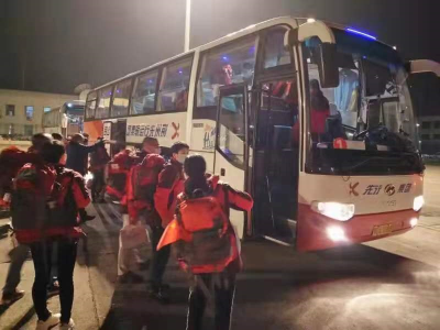 刚刚！2月11日0点37分，广东首批援荆医疗队抵达三峡机场  