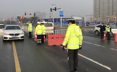 荆州中心城区实行交通管制 未办通行证的车辆一律劝返