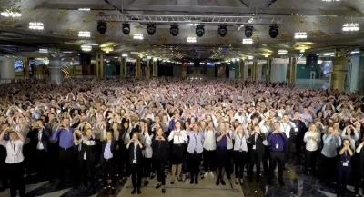 壮观！为了加油，这家公司整了个“千人飙中文” 