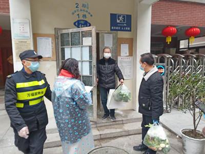 新加坡城·国际小区为医护人员家庭上门配送蔬菜