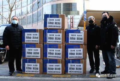 贺龙元帅之女贺晓明向洪湖捐赠1000件医用防护服 