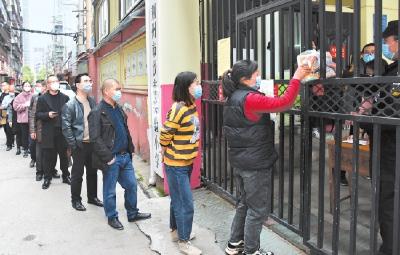 分班、分人、分散 荆州市中小学校有序发放教科书