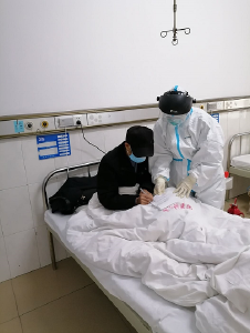 与家人失联心急如焚，荆州医护人员帮患者寻亲...