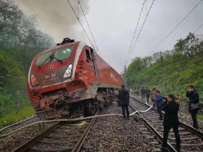 湖南境内火车侧翻事故已致1死127伤！途径松滋的两趟列车停运