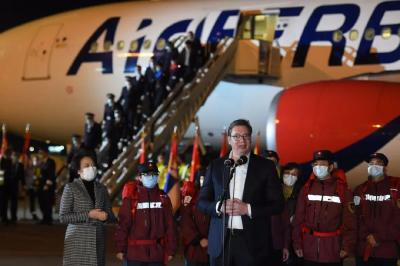 “铁杆朋友”来了！塞尔维亚总统亲迎中国医疗队