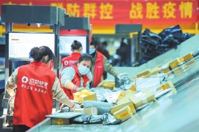 荆州市快递分拨中心复工复产 工人返岗分拨快件 