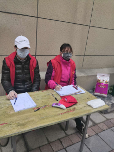 战“疫”群英谱丨安心桥社区党员志愿者黄俊：居民身边的“女汉子”