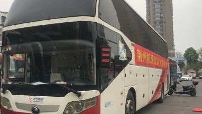 荆州机场“点对点”专车赴岳阳接回34名建设者返岗