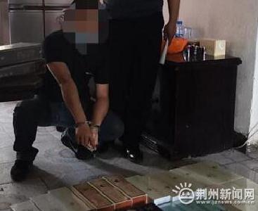 男子沿街随机拉车门顺走39条香烟 监控拍下全过程